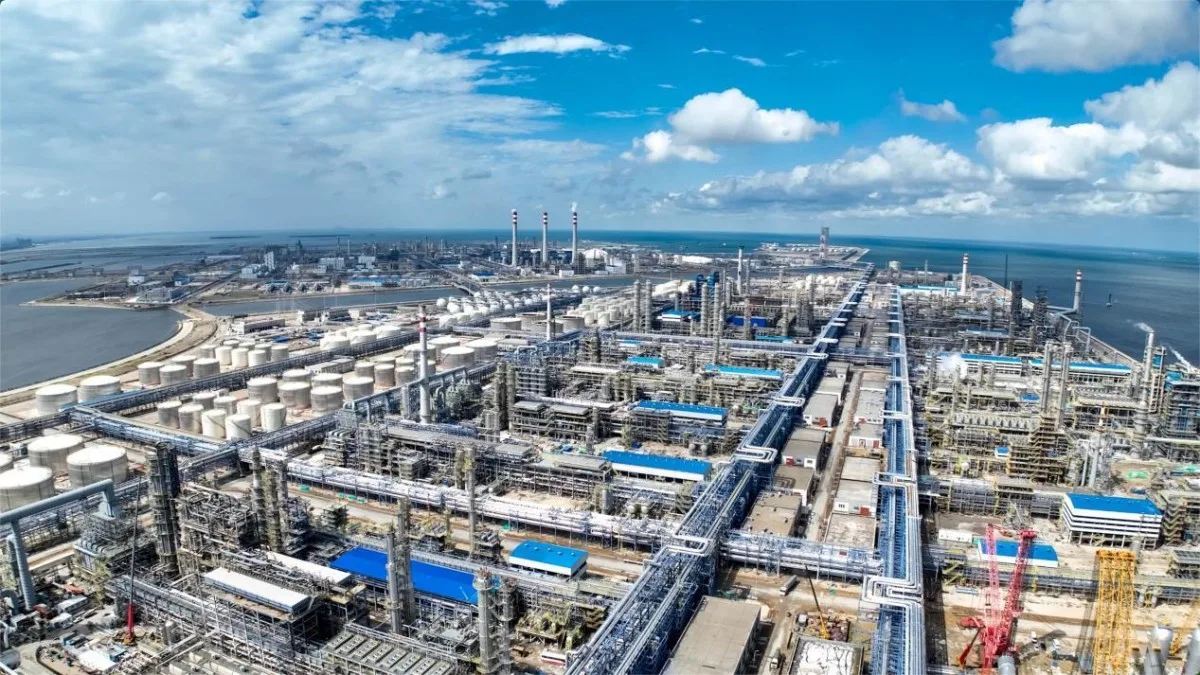 China Permits Some Independent Refineries to Cut Fuel Output Amid Inventory Surplus