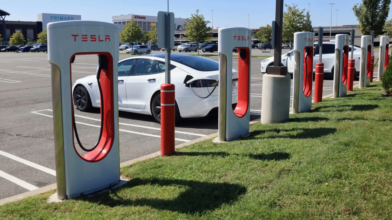 EV Charging Costs Remain Uneven Despite Promotions, Frustrating Drivers