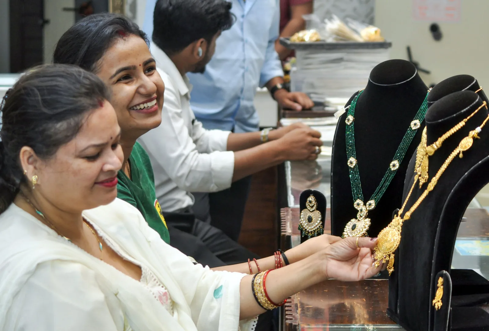 Gold and Silver Prices Dip as Fed Signals Potential Rate Hikes and Geopolitical Tensions Ease