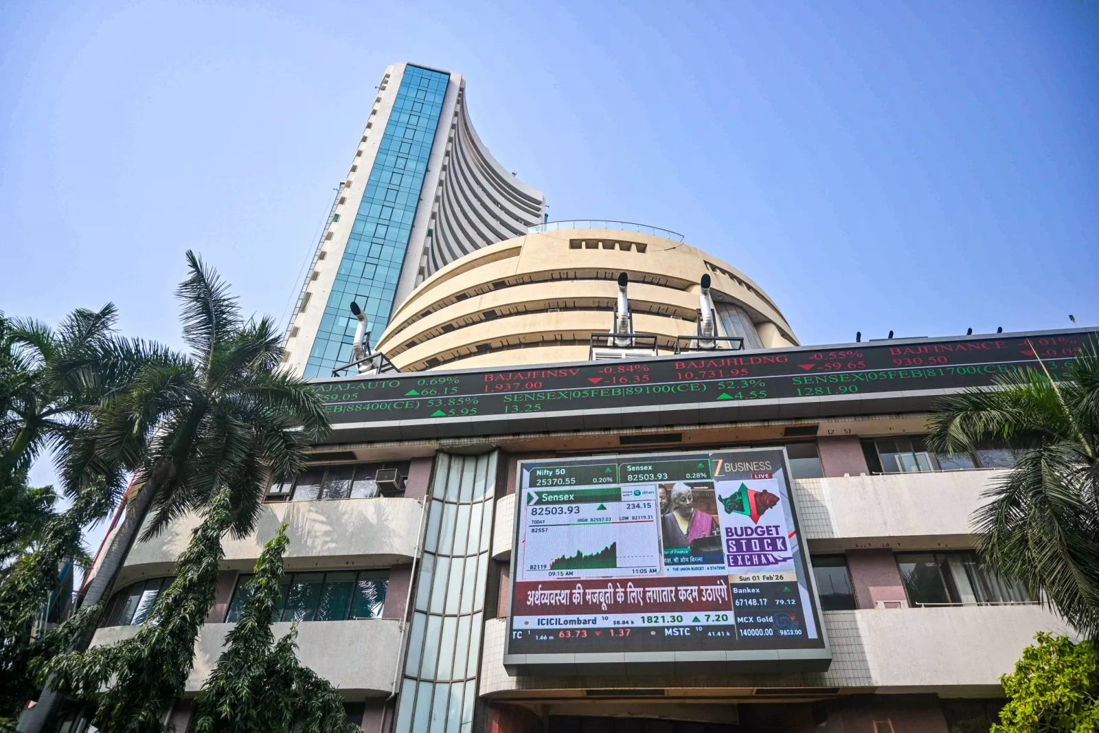Indian Markets Gain Nearly 1.7% on US-Iran Peace Hopes Amid Sector Divergence