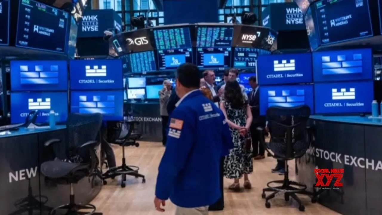 Investors Hesitate on Tech Stocks Amid Rising AI and Economic Uncertainty