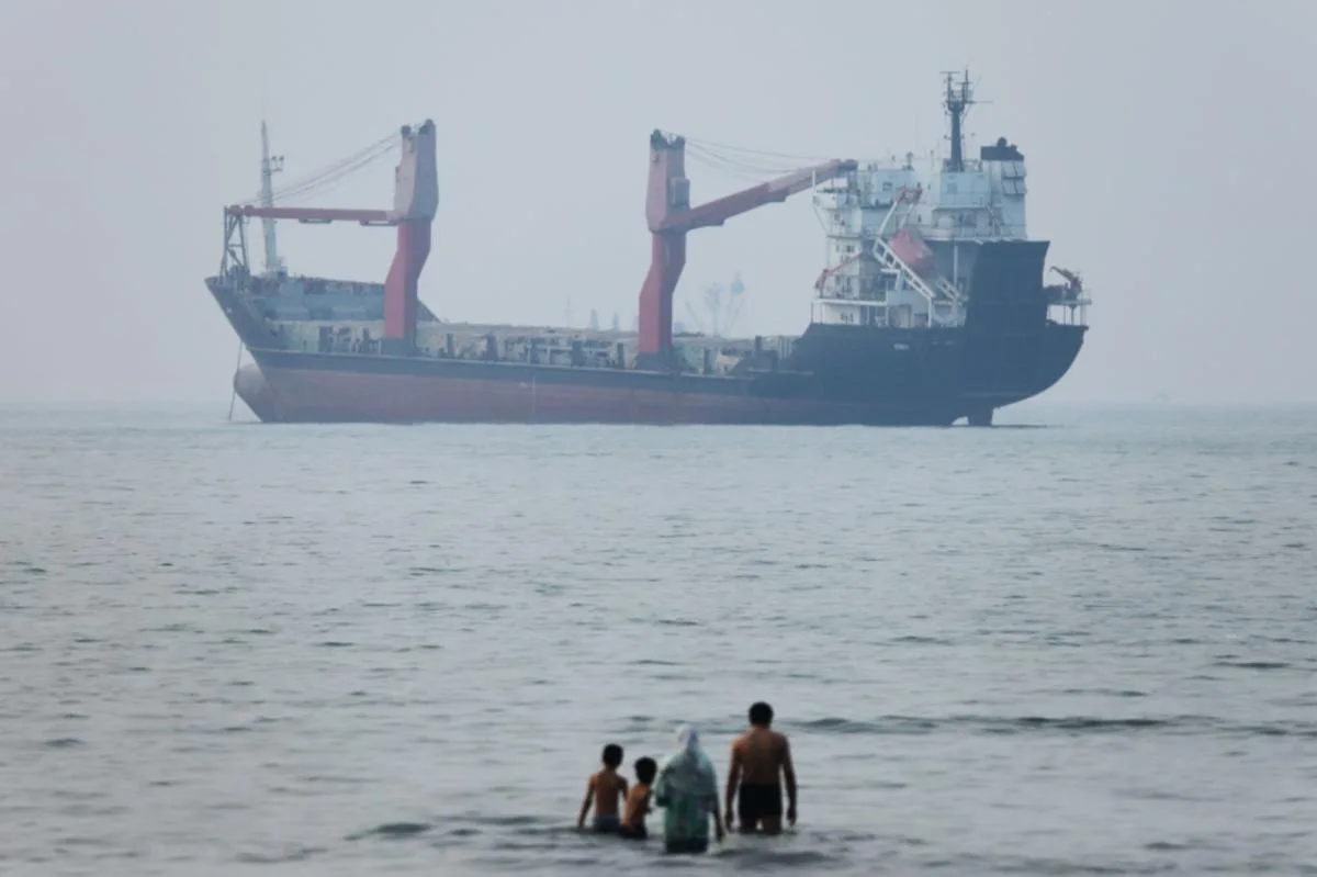 Iran Insists It Alone Will Clear Mines from the Strait of Hormuz, Rejects Foreign Help