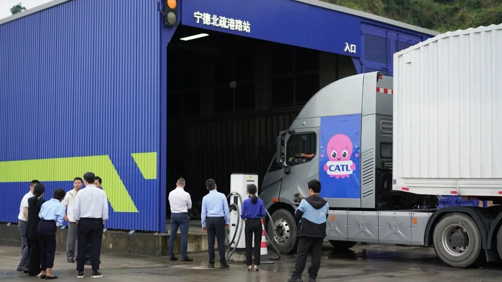 New Battery-Swapping Network Aims to Slash Charging Times for European Electric Trucks