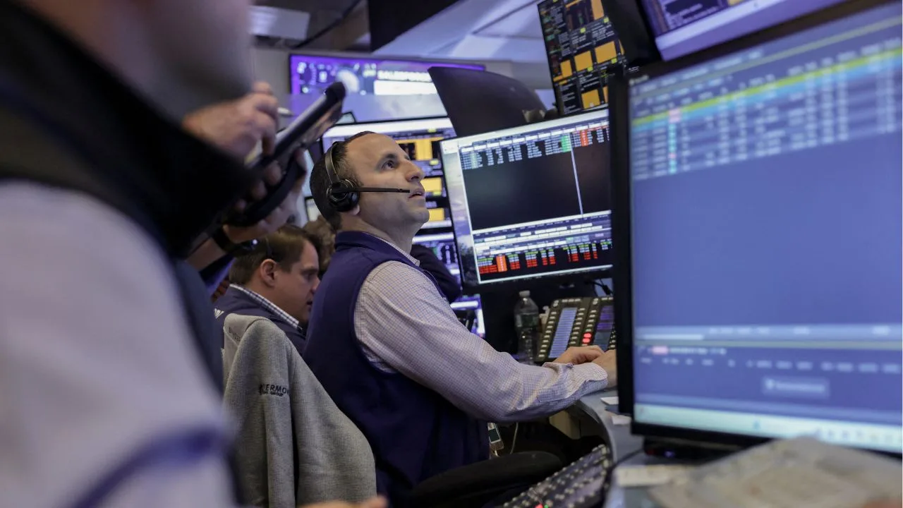 Wall Street Edges Higher as AI Momentum Meets Middle East Uncertainty