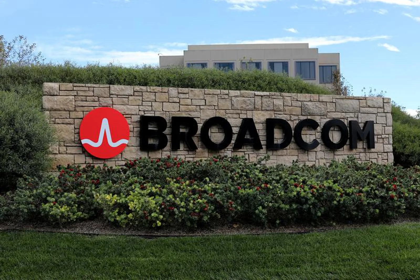 Apple and Broadcom Extend Semiconductor Partnership Through 2031