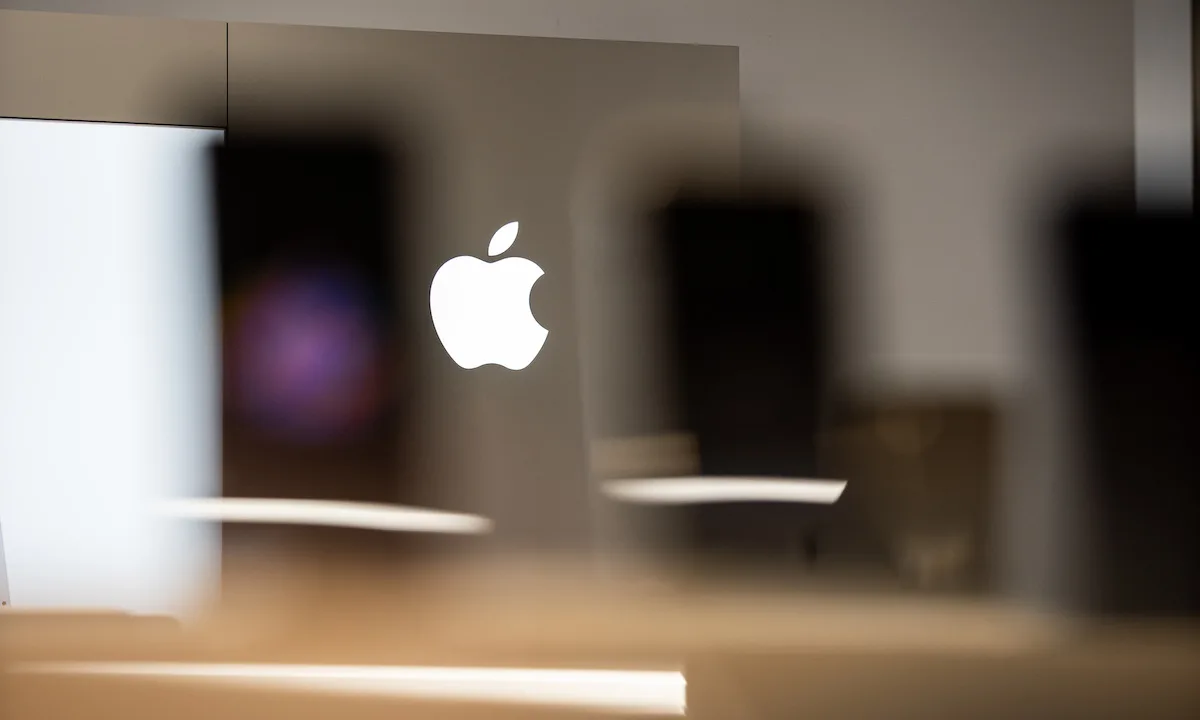 Apple Regains Top Market Value Amid Investor Confidence in AI Strategy