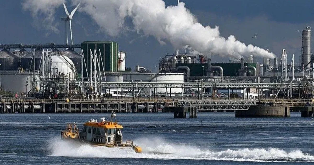 Climate Group Demands Port of Rotterdam Accelerate Fossil Fuel Phaseout Within Six Months