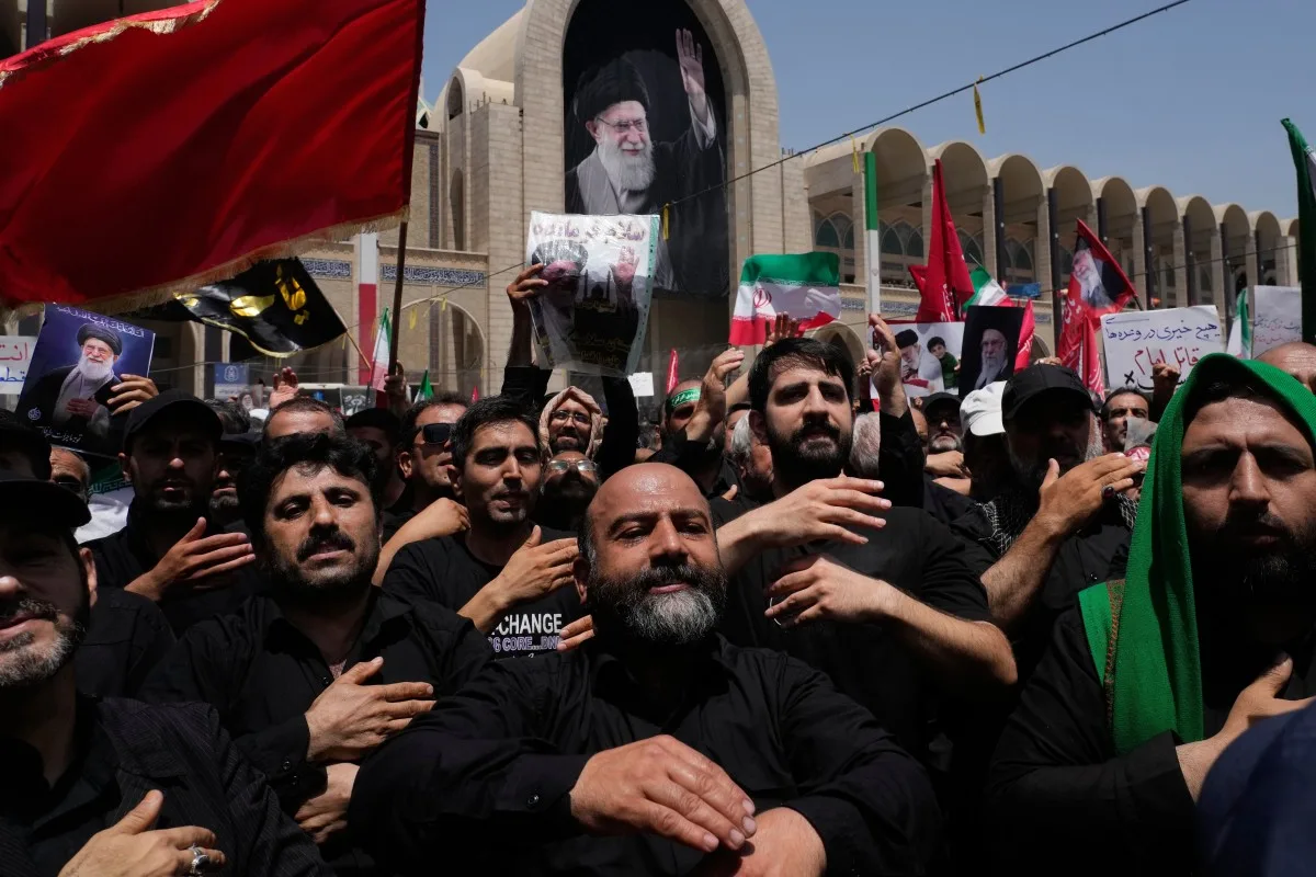 Iran Holds Public Mourning While Intensifying Crackdown on Dissidents