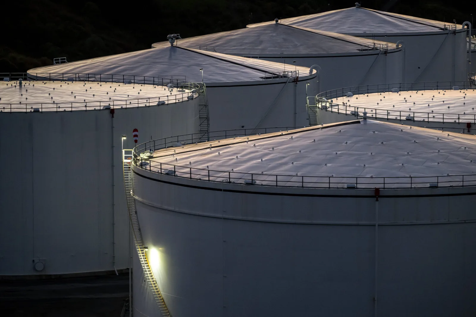 Iranian Oil Reserves Build Up at Sea Amid Limited Buyer Interest and Sanctions Uncertainty
