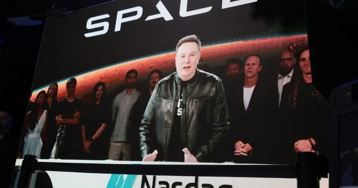 SpaceX Revealed Prototype AI Handset to Investors Ahead of IPO Pitch