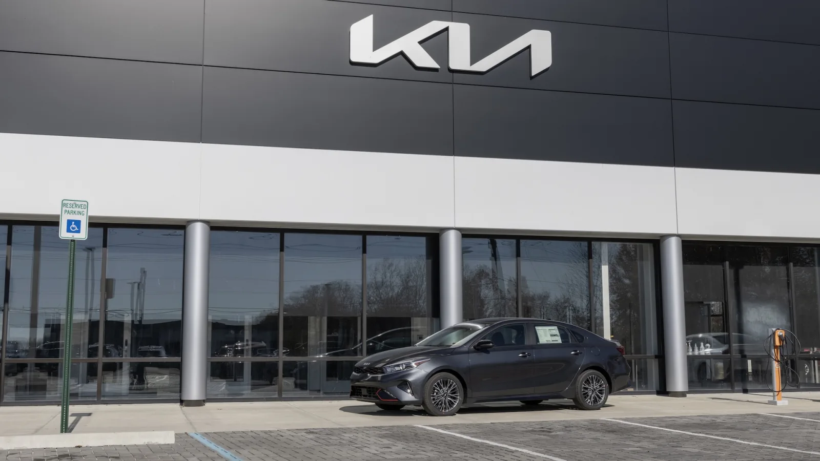 US Electric Vehicle Market Contracts as Major Automakers Cut 2026 EV Models