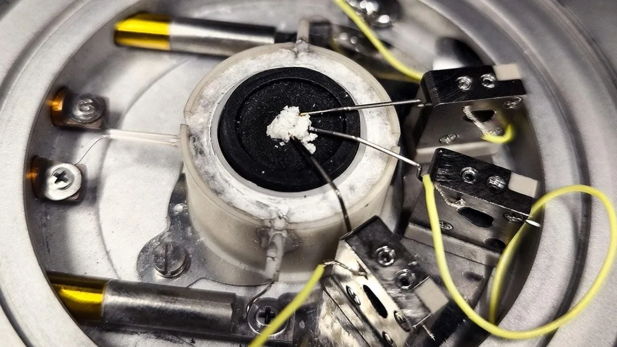 Scientists Observe Carbon Dioxide Conversion into Graphite Using Molten Salt Electrolysis